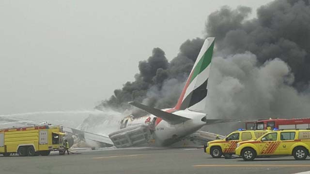 Emirates Boeing 777-300 Bruchlandung Dubai 