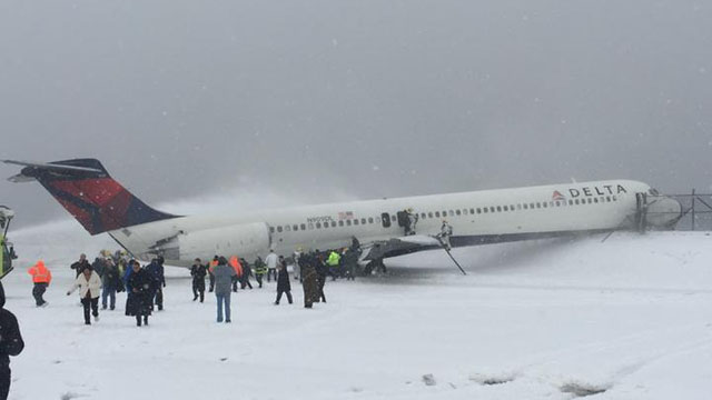 Delta MD-80 runway excursion