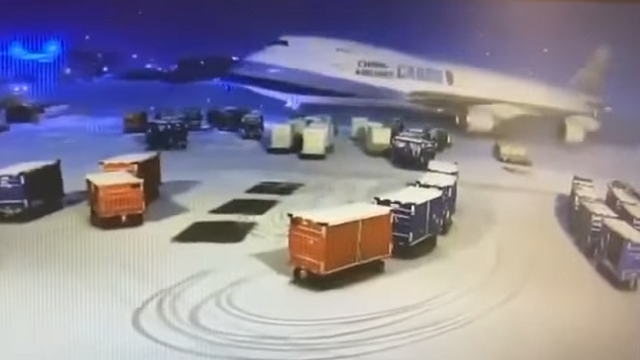 China Airlines Jumbo schreddert Container