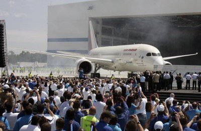 Rollout_Charleston_first_Dreamliner_400