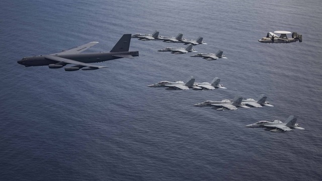 B-52 zusammen mit U.S. Navy Hornets