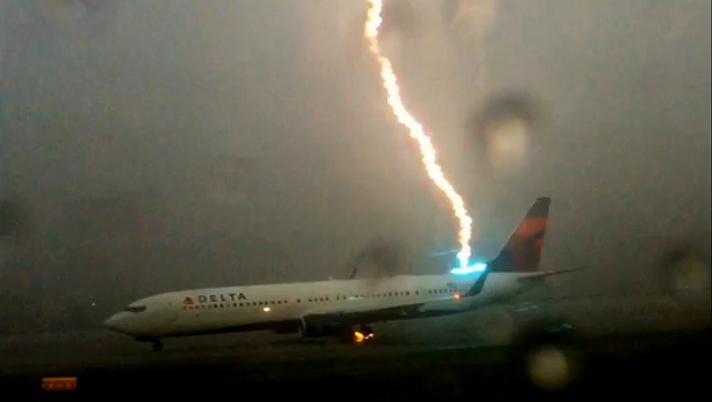 Delta Boeing 737 wird von Blitz getroffen