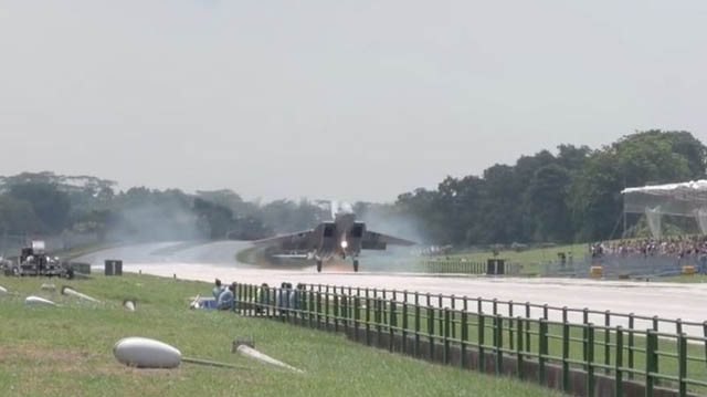F-15 Eagle landet auf Autobahn