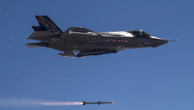 F-35A Lightning II feuert AIM-120C-8