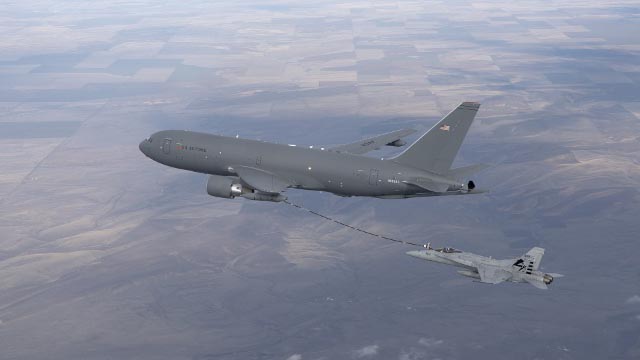 KC-46 betankt F/A-18 über Schlauchsystem