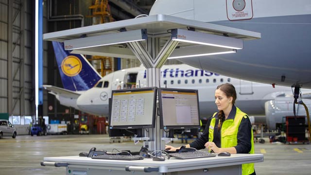 Lufthansa Technik arbeitet bei der Wartung Pa